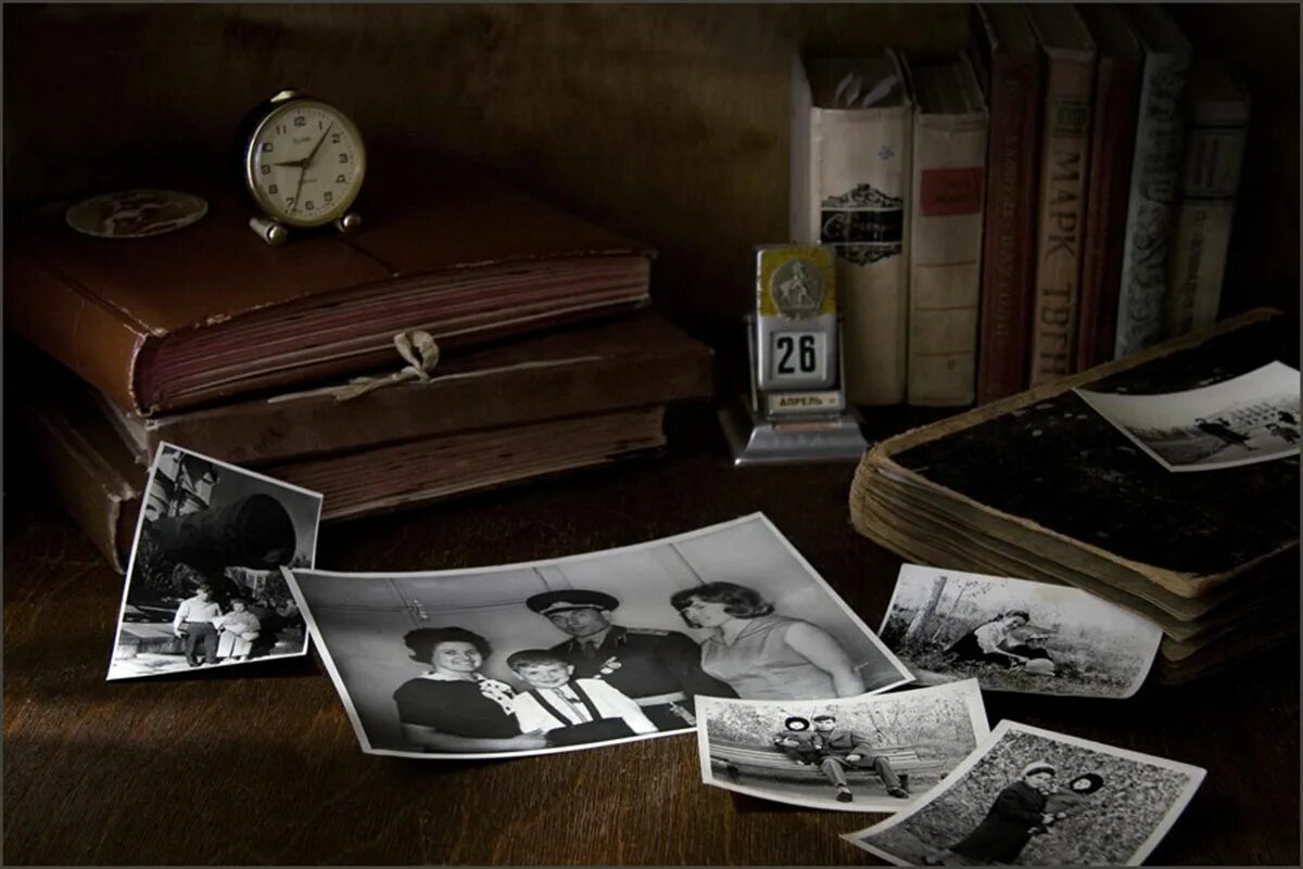 Воспоминания о хорошем прошлом. Натюрморт со старой фотографией. натюрморт со старыми вещами. старый фотоальбом. старые воспоминания.