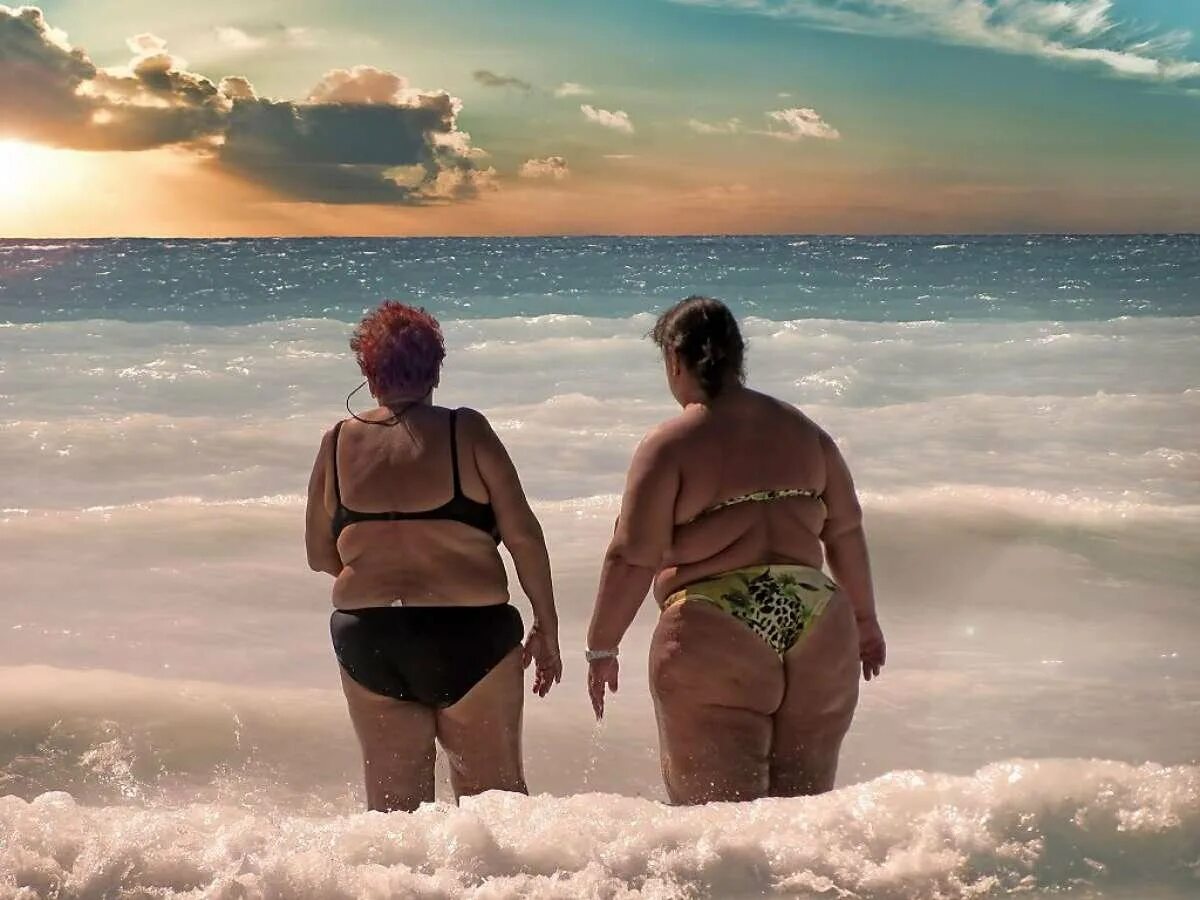 Толстая русский втроем. Пожилые женщины на пляже. Бабушки в купальниках.