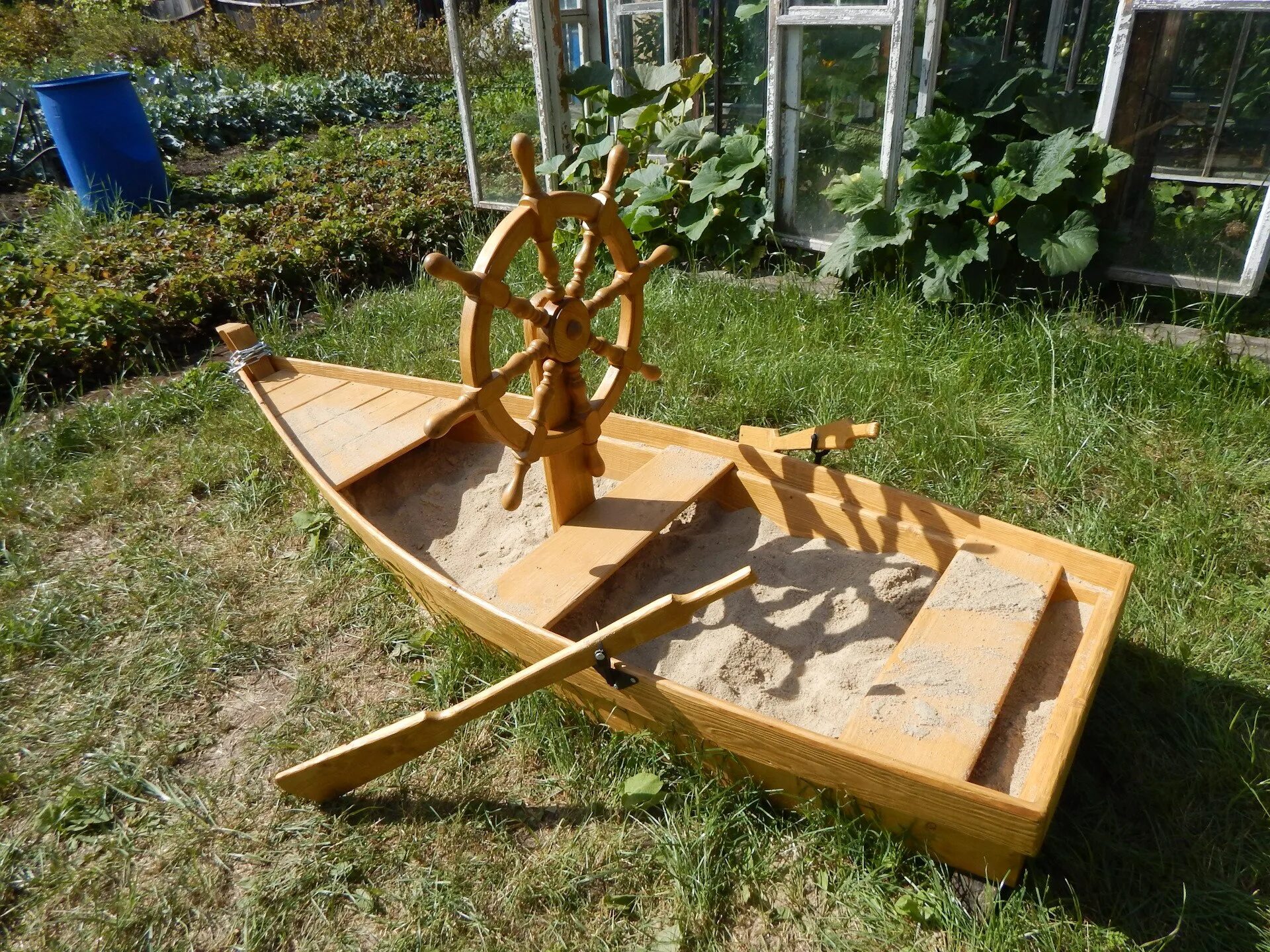 Корабль в детском саду своими руками. Детская площадка кораблик песочница. Кораблик деревянный в детском саду. Деревянный кораблик для детской площадки. Корабль из дерева для детской площадки.