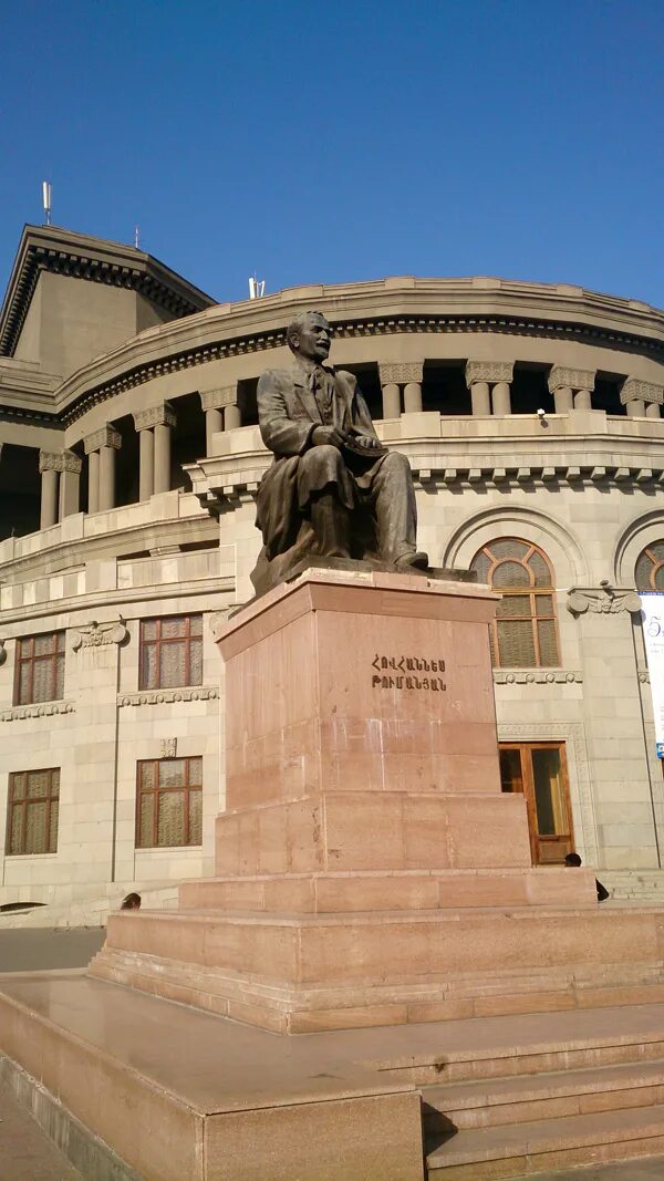 Памятник Ованесу Туманяну в Ереване. Площадь Республики Ереван. Памятник Георгию Ереван. Памятник у метро площадь Республики Ереван. Ереван за 1 день