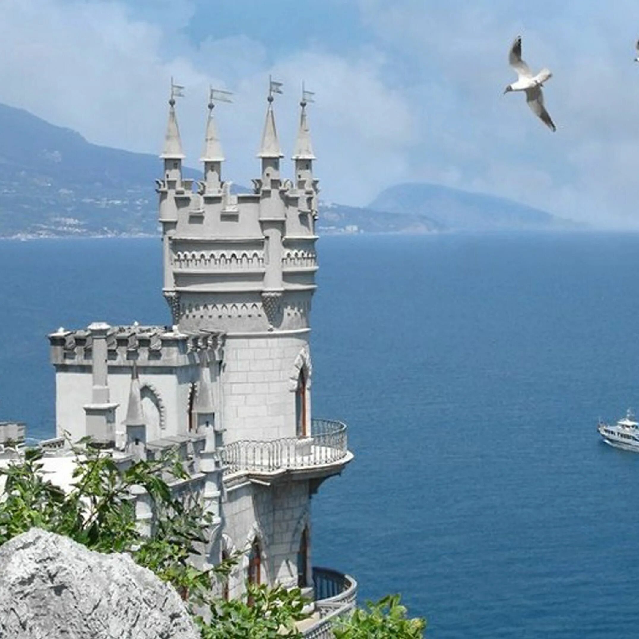 Крым Ялта Ласточкино гнездо. Замок Ласточкино гнездо в Крыму. Ялта достопримечательности Ласточкино гнездо. Ласточкино гнездо в Крыму с моря.