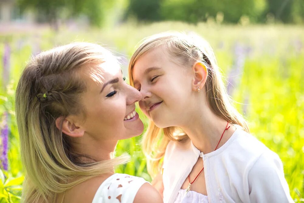 парные обои. парные обои. парные обои для мамы и дочки. парные обои с мамой. парные обои с мамой.