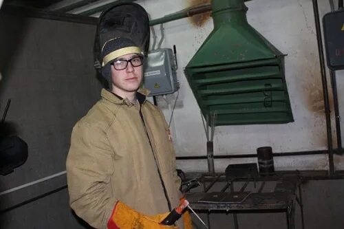 тобольск сварщик. кайпов вячеслав. сварщик тобольск. сварщик на работе студент. сварщик тобольск.