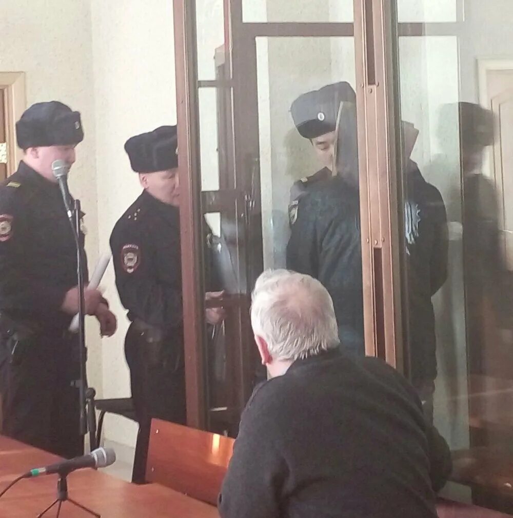 Преступник за решеткой. Аркадий шепелев якутск. Девушка в американской тюрьме. Зеки в колоний строгого режима. Man in prison.