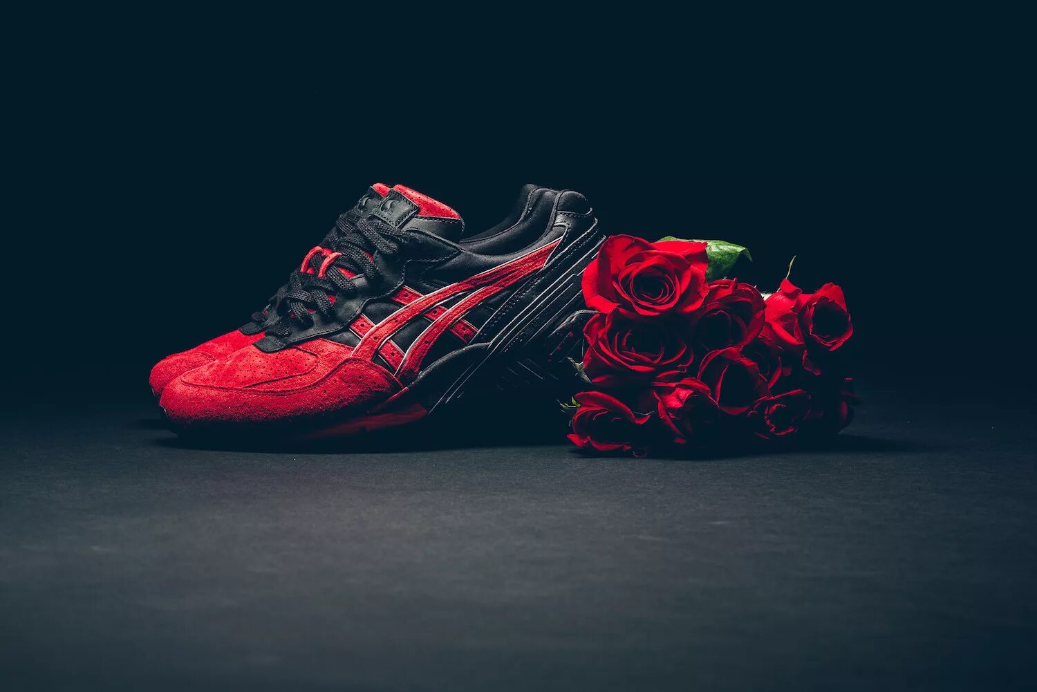 Asics красные. Асикс gel lyte 5. кроссовки асикс красные. асикс кроссовки черно красные. кроссовки мужские асикс черные с красным.