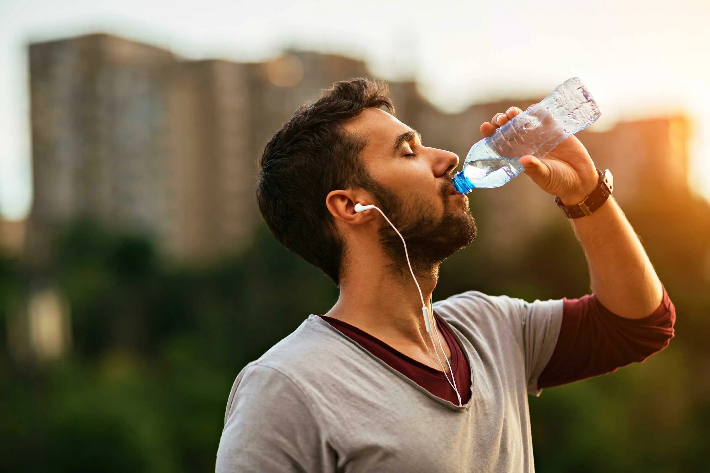 Пение воды. Пить воду. Человек пьет. Человек пьет воду. Мужчина пьет воду.