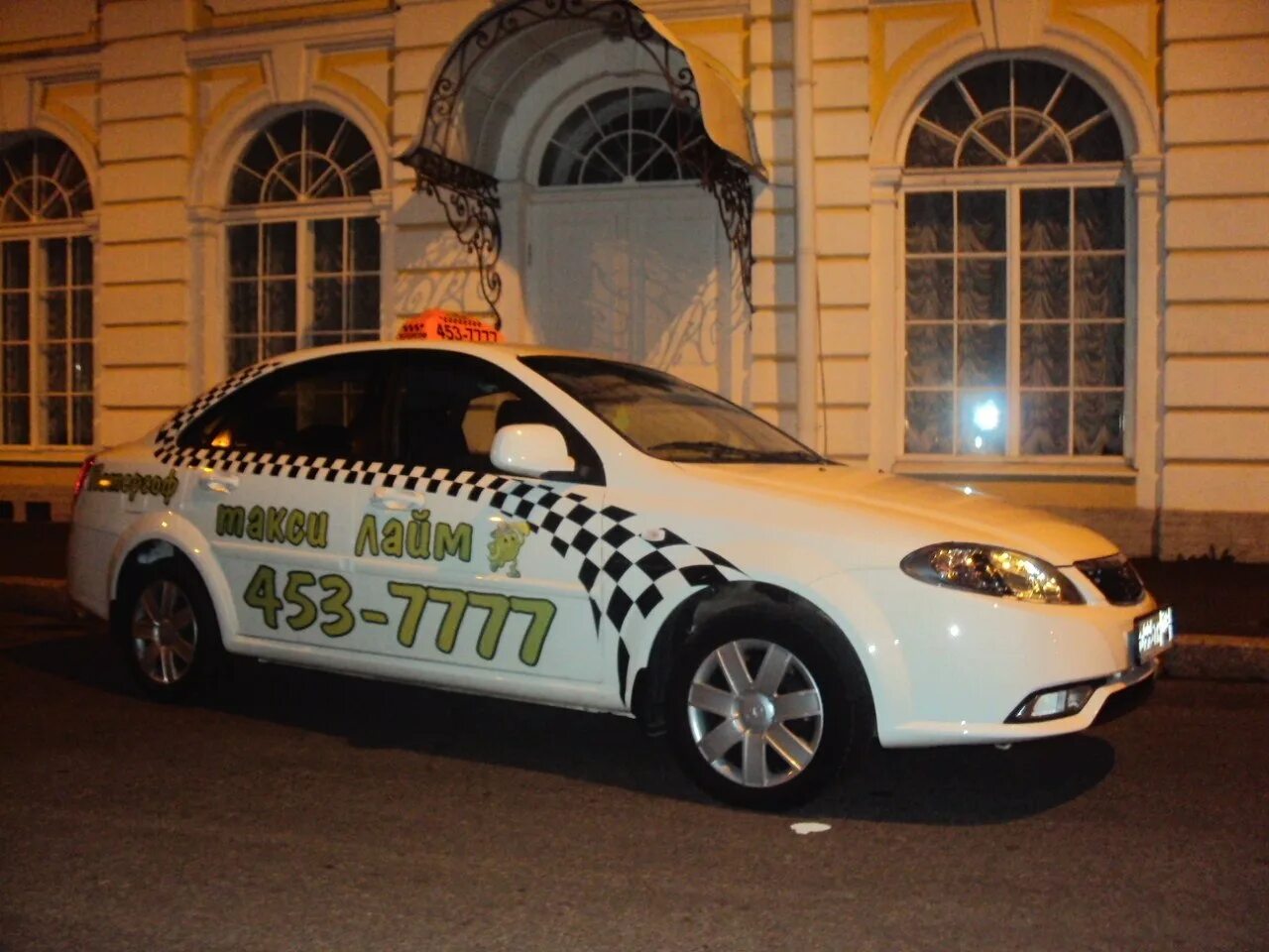 Маршрутка в петергоф. Номер машины яндекс такси. Остановка фонтаны в петергофе. Автомобили таксовичков. Маршрут от санкт петербурга до петергофа.