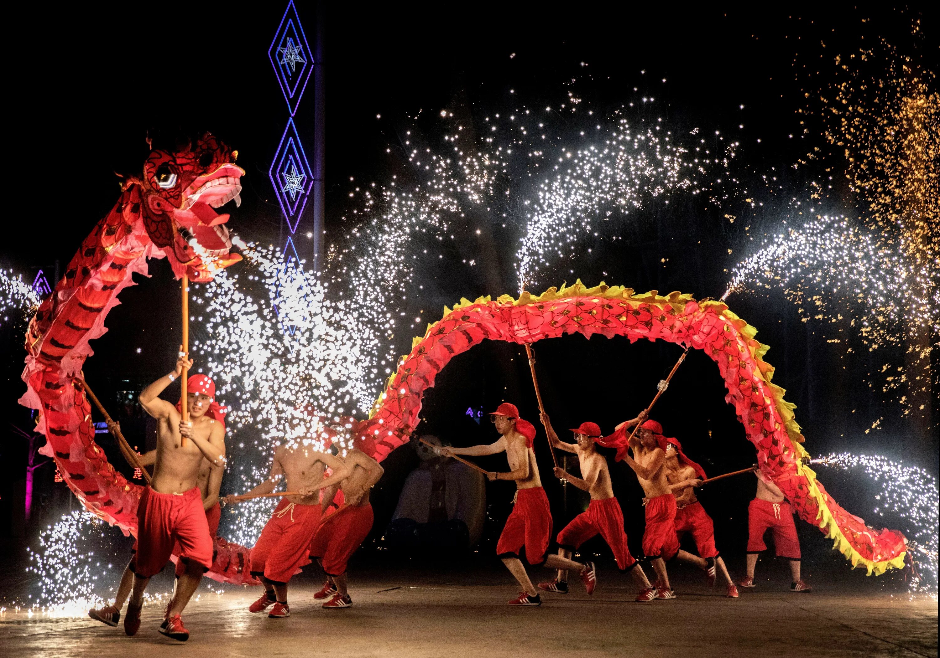 Где танцует дракон. Танец дракона в Китае. Танец дракона в Китае на новый год. Китайский новый год танец дракона. Танец с драконами.