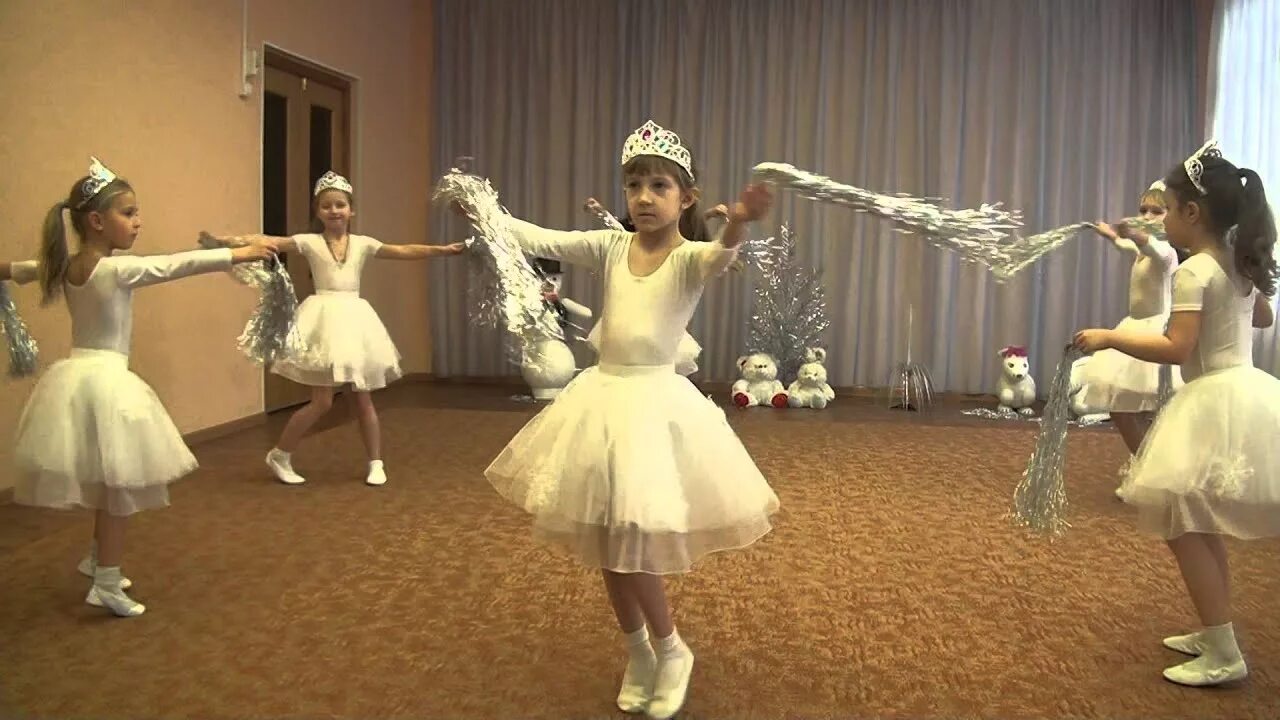 Танец снежинок средняя группа. Танец снежинки в саду. Танец снежинки в саду. Танец снежинок в детском саду платья для девочек. Танец серебристые снежинки в детском саду берёзка.