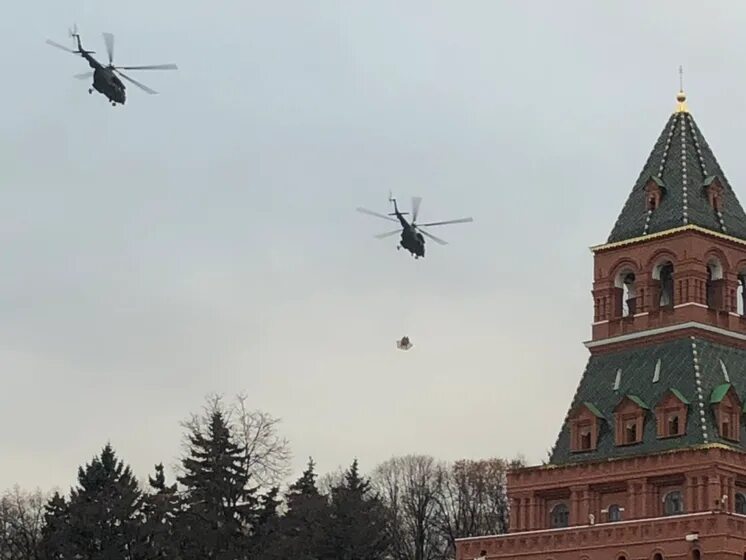 Вертолеты над Кремлем. Летающий Кремль. Вертолеты летают над Москвой. Кремль с вертолета.