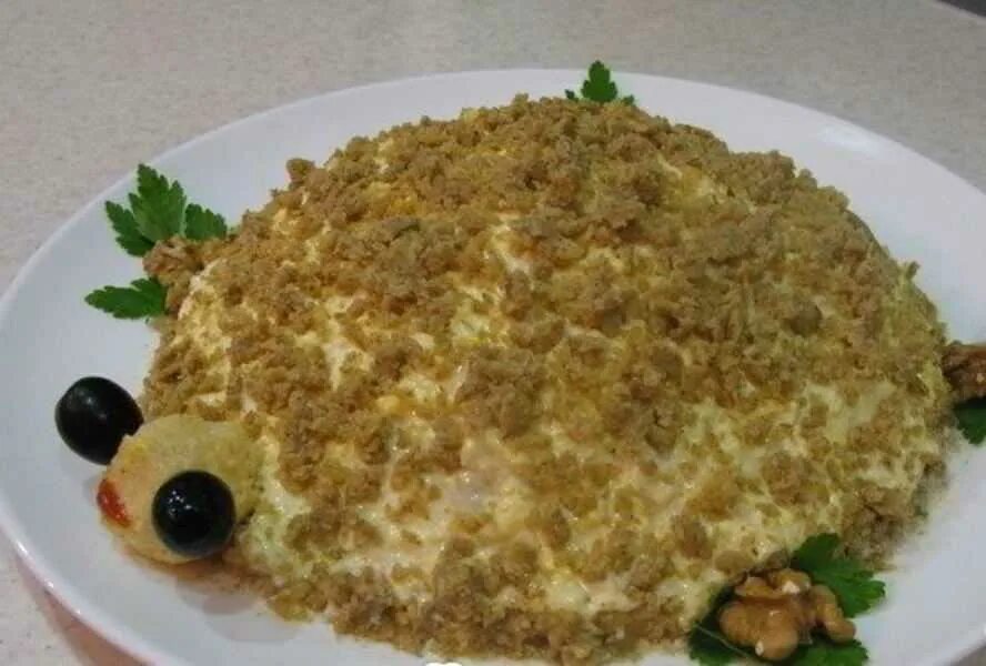 Салаты черепаха с грецкими орехами и черносливом. Салат черепаха с виноградом. салат ананасовый черепашка. салат черепаха состав. спара черепашка салат.