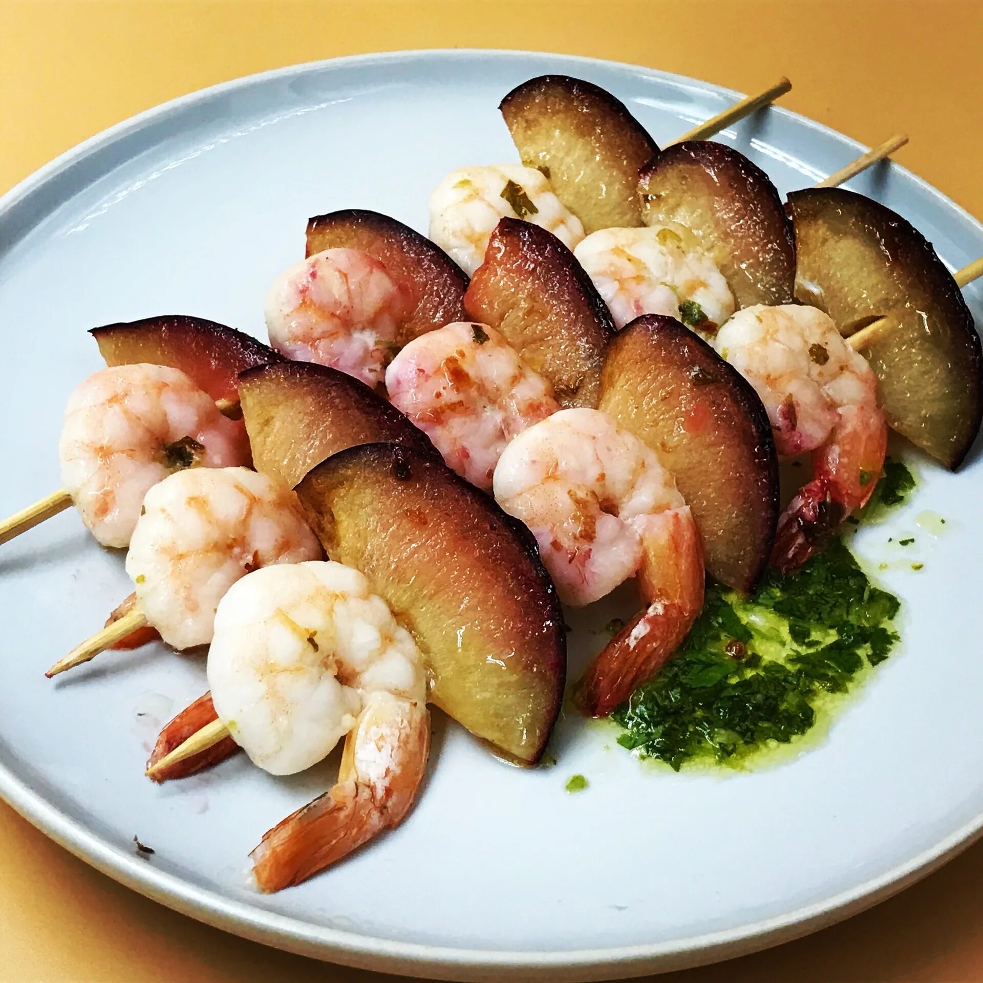 Королевские креветки на шпажках. Шашлычки с креветками. Мини шашлычки из креветок. Королевские креветки шашлычки. Лангустины и королевские креветки.