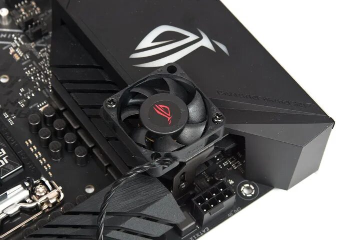 ASUS ROG Strix z390-e. ASUS ROG Strix z390-e Gaming. ASUS ROG Strix z390-i Gaming. ASUS ROG материнская плата вентилятор на VRM. Z390 e gaming