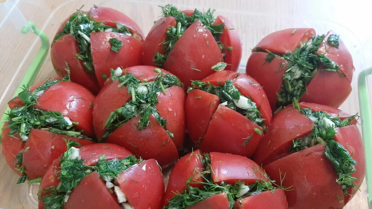 Малосольные помидоры с чесноком и зеленью быстрого. Малосольные фаршированные помидоры. помидоры фаршированные зеленью. помидоры соленые фаршированные. помидоры малосольные фарширов.