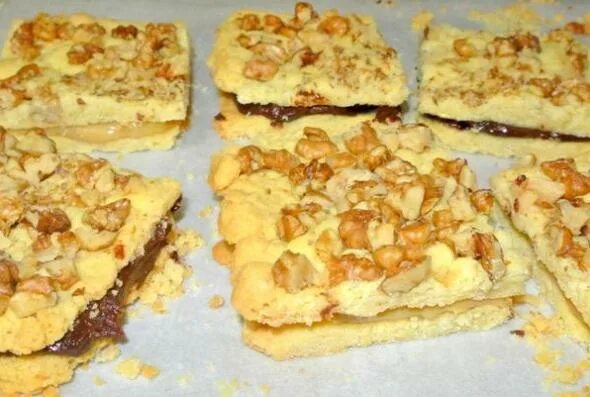 пирожное корзинка. песочный пирог с орехами и сгущенкой. пирог со сгущенкой. песочное тесто вареная сгущенка. торт степка растрепка.