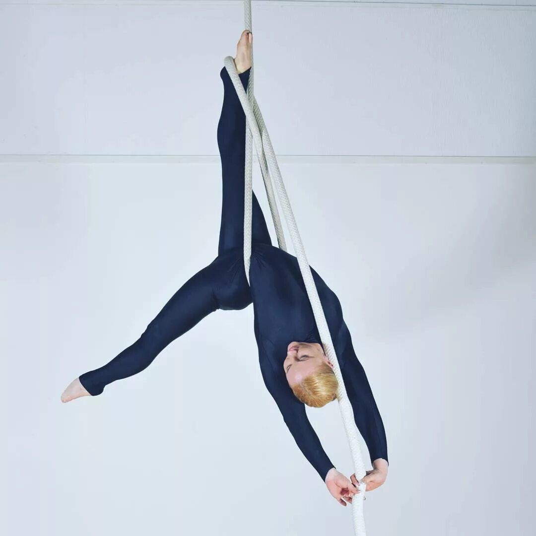 Элементы на канате. Воздушная акробатика для детей. Воздушные гимнасты на канате. Красивые элементы на воздушных полотнах. Элементы на гамаке.