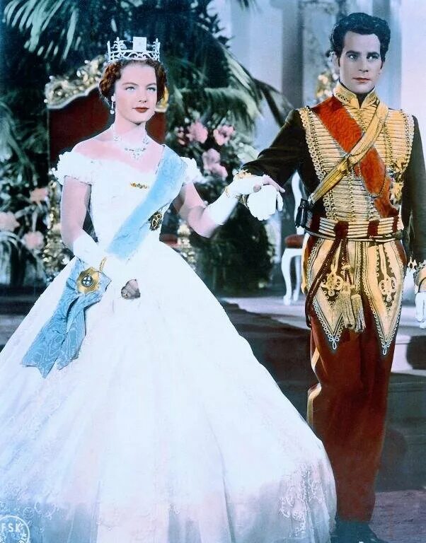 Роми шнайдер молодые годы королевы. Молодые годы королевы 1954. Молодые годы королевы фильм 1954. Роми шнайдер 1954. Молодые годы королевы 1954.