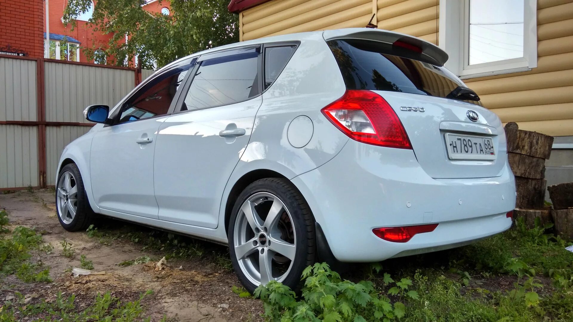 Купить б/у Kia Ceed I Рестайлинг 1.6 AT (122 л.с.) бензин автомат в Москве: сере