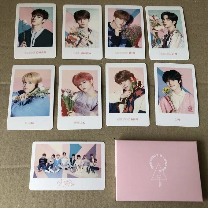 Stray kids card. Альбом для карточек. Stray Kids карточки из альбомов. Карточки Stray Kids go. Карточки с Хёнджином.