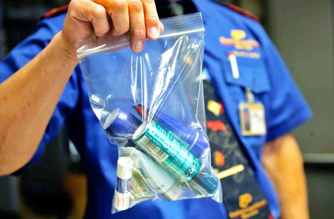 Можно провозить воду в самолете. Пластиковые пакеты для жидкостей в самолет. Пакет для ручной клади. Лекарства в ручной клади. Пакеты для лекарства в ручной клади.