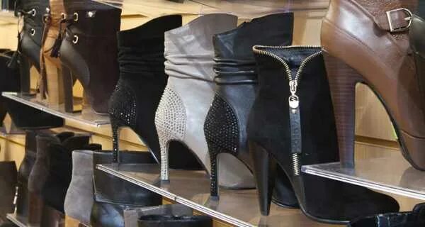 Садовод рынок москва обувь. Рынок кроссовок. Китайский рынок кроссовок. Дубровка рынок кроссовки. Южные ворота обувь.