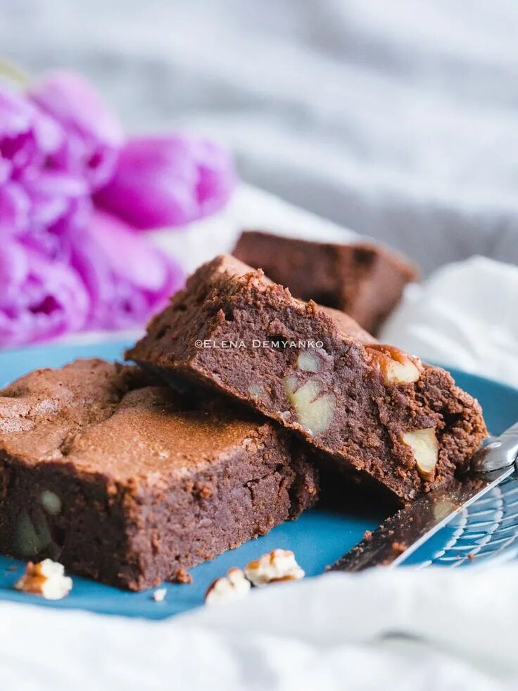 Простой рецепт брауни. Брауни Браун. Cakelike Brownies. Брауни десерт с пекан. Брауни классический.