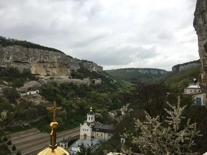 Святыни крыма. Монастырь св николая крым. крым пещерный монастырь феодора стратилата трапезная. монастырь великомученика феодора стратилата в крыму. православные святыни крыма фильм.