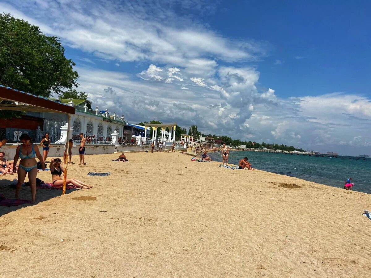 курорты крыма с песчаным пляжем. феодосия поселок береговое золотой пляж. крым песчаный берег юбк. мыс беляус. крым коса беляус поселок мирный.