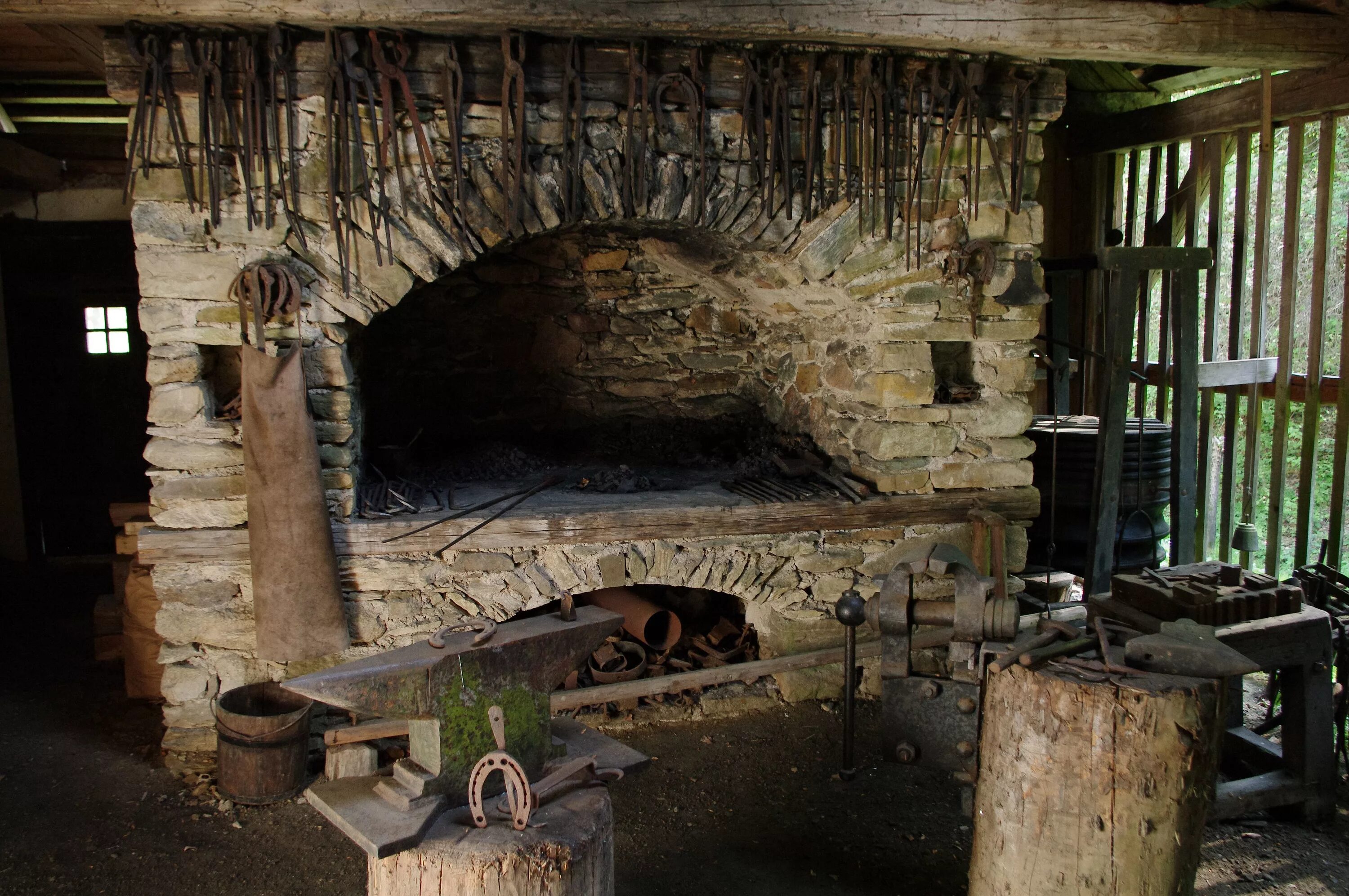 небольшой кузницы. печь в кузнице. горн кузнечный. кузня горн 19 век. современная кузница.