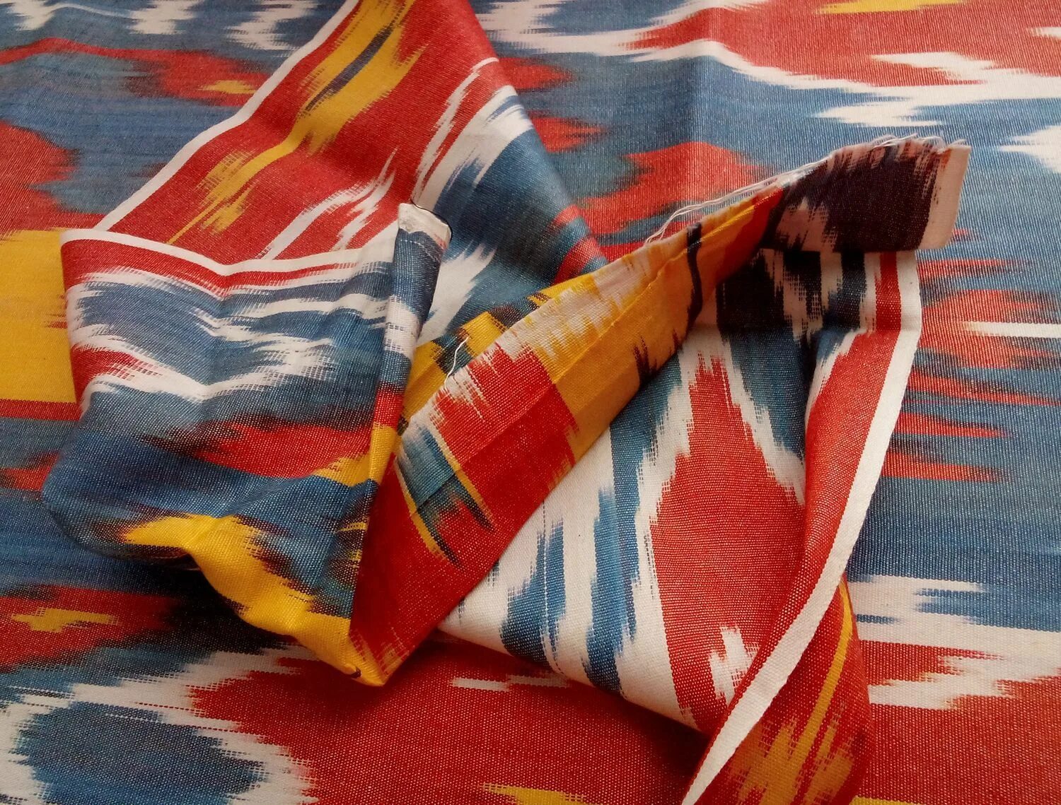 Икат ткань. Икат ткань. Икат ткань. Платье хан-атлас икат. Восточный принт икат.