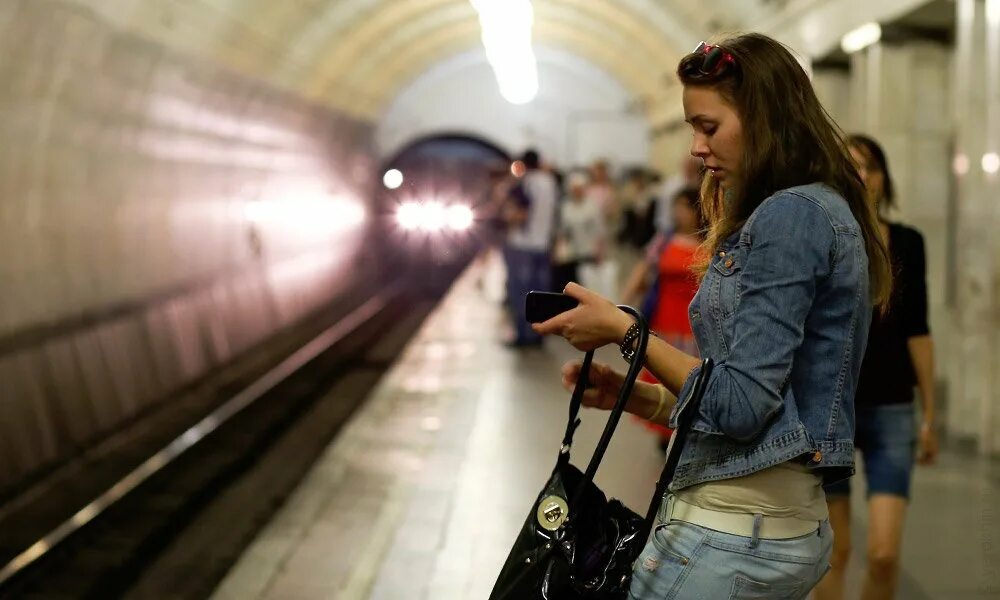 Лапаю девушек в метро. Девушки в метро. Фотосессия в метро. Фотосессия в метро девушка. Красивая девочка в метро.