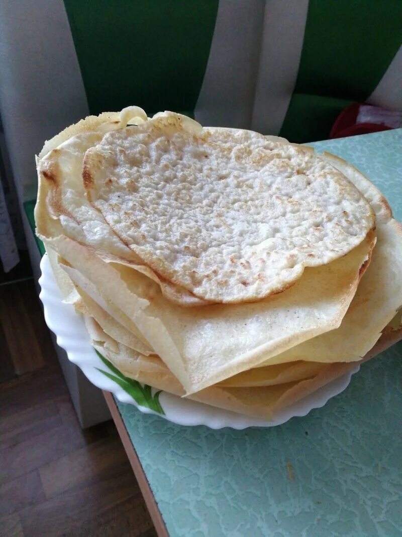 Блины на сковороде. Блины с дырочками. Блины. Блинчики с дырочками. Не получается сделать блины.