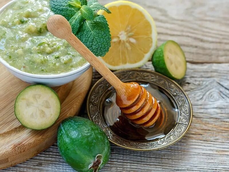 Рецепт фейхоа с медом и грецким. Фейхоа с медом и лимоном. фейхоа с лимоном. фейхоа с лимоном варенье.