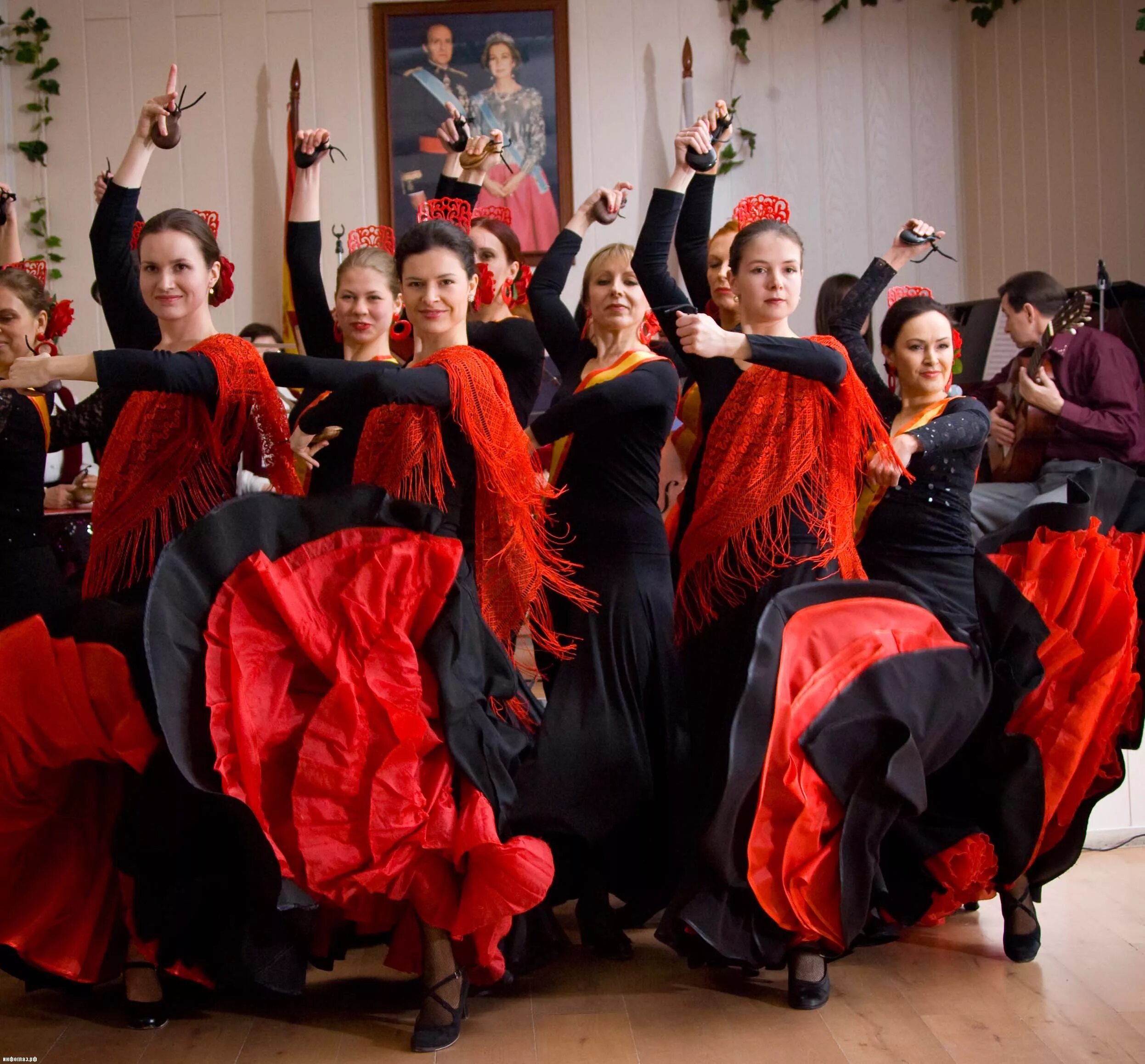 испанская танцовщица с кастаньетами. испания танец с кастаньетами. испанский танец фламенко с кастаньетами. кастаньеты для фламенко. кастаньеты для фламенко.