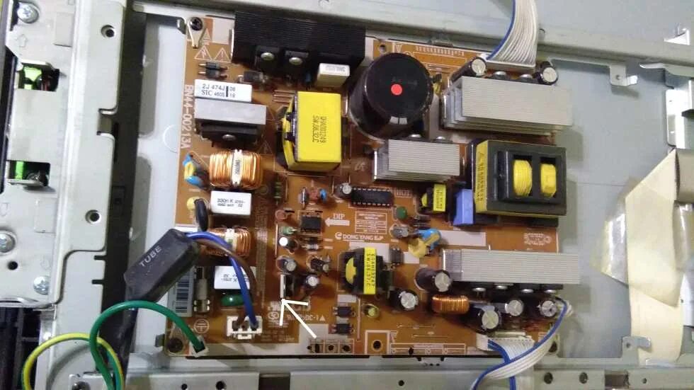 Почему телевизор включается и выключается. Samsung le32a330j1 провод. beko sp2100s шасси. телевизор самсунг le32r81b инвертор включается с задержкой. телевизор включается и выключается.