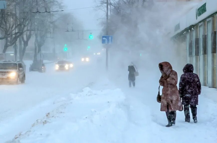 Сильная метель в городе. Снегопад в городе. Метель. Метель в городе. Сильный снегопад.