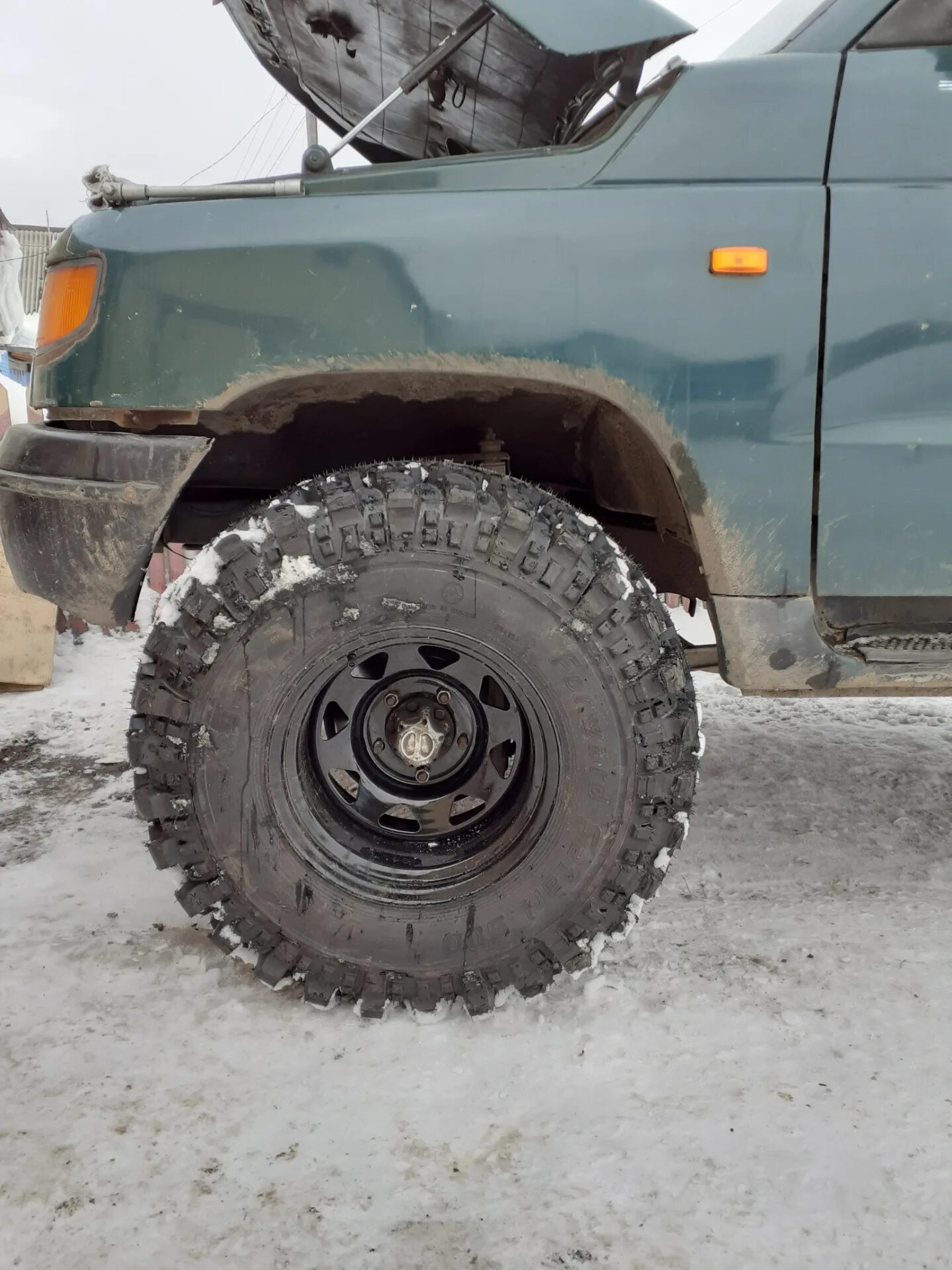 Nissan patrol y61 на 42 колесах. Резина максис 42. Patrol y61 37 колеса. Урал 4320 на шоссейной резине. Уаз на 42 колесах.