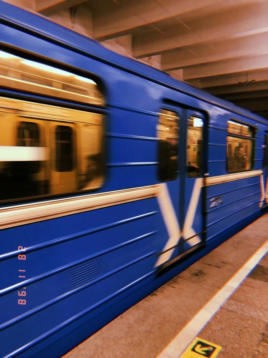Синий метрополитен. Синий вагон метро. Синий поезд метро. Голубой поезд метро. Синяя электричка.