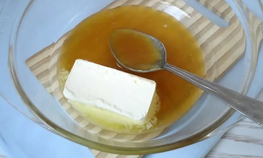 Рецепт от кашля яйцо масло мед. Медовое масло. Мед с маслом. Медовое масло сливочное. Сливочный мед.