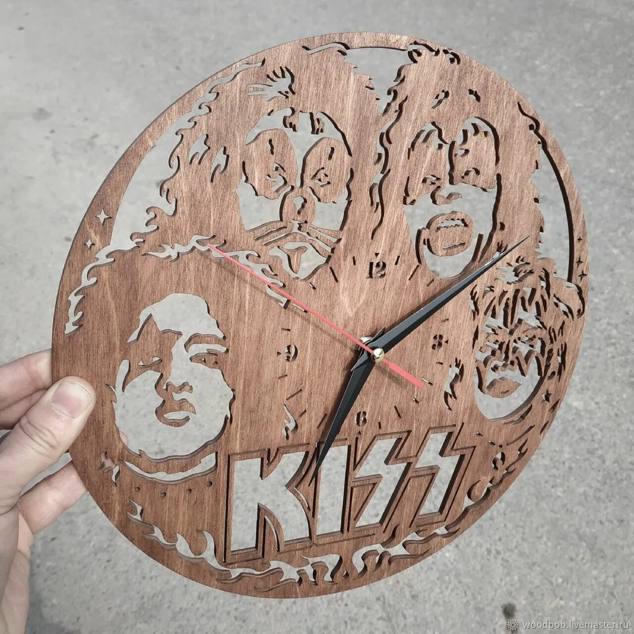 Часы kiss из винила [версия 1]. Шахматы на пластинке. Kiss (часы виниловые). Часы из винила. Часы поцелуй goebel n69407.