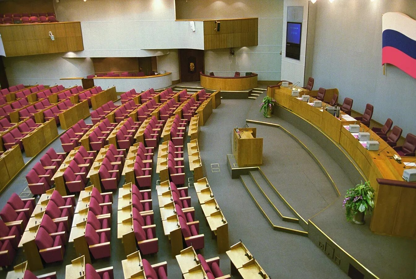 Государственная дума представляет. Государственная дума рф зал. зал заседания государственной думы рф. московская городская дума зал заседаний. зал госдумы рф.
