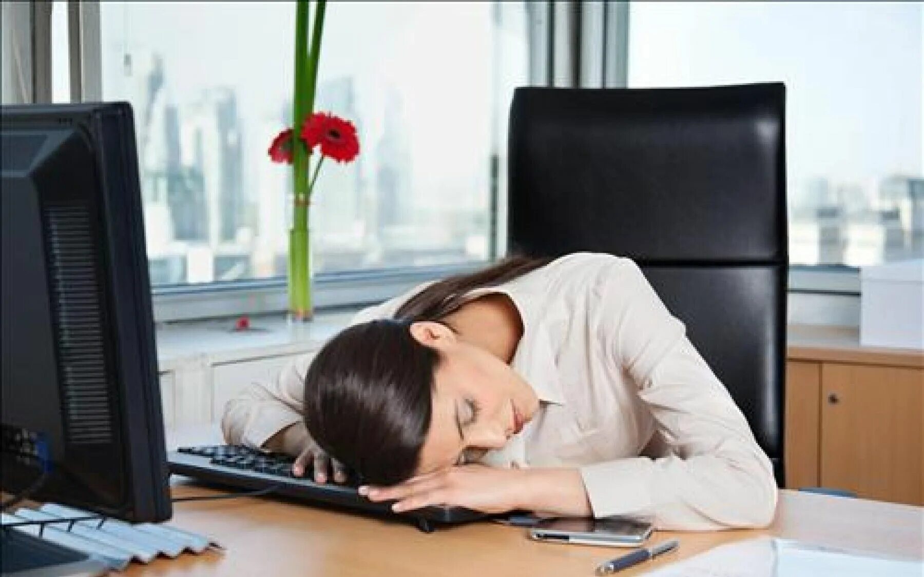 Усталая женщина в офисе. Сон в офисе. Уставшая бизнес женщина. Tired system