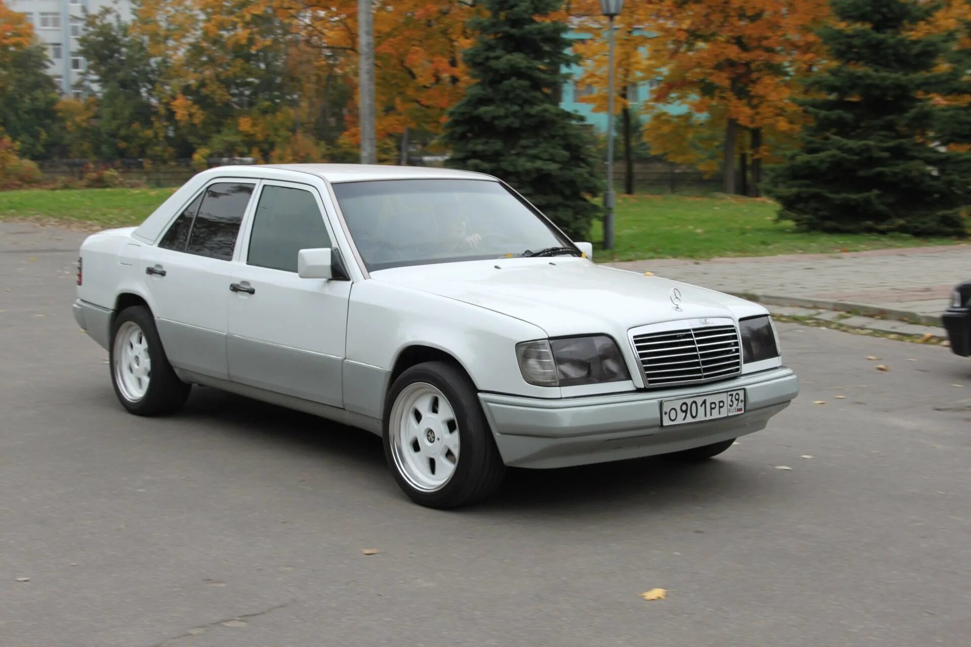 мерседес е500 w124. Mercedes e class 1994. волчок мерседес w124. 124 мерс в пленке. Mercedes-benz e-класс, 1994.