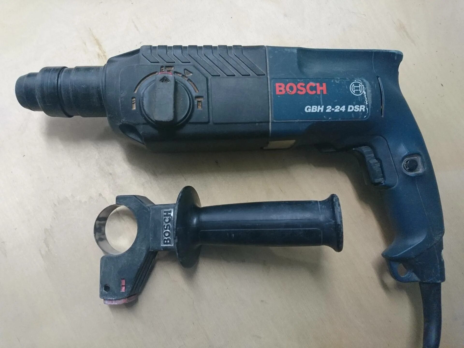 Перфоратор bosch gbh 24. Перфоратор Bosch GBH 2-26 DSR. Перфоратор GBH 2.24 DSR. Bosch 2-24. Перфоратор бош 2-24.