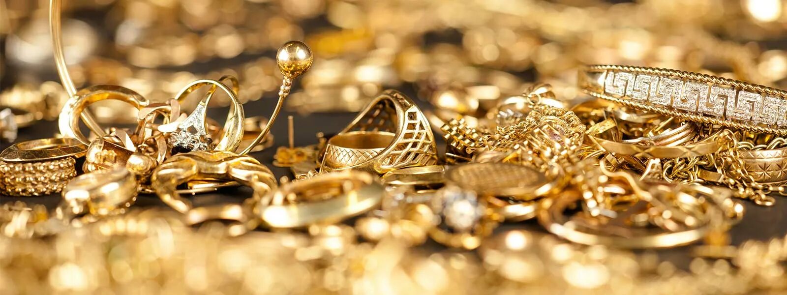 золотые логотипы компаний. золотые украшения. золотые украшения и деньги. золотой цвет в логотипе. фирмы в золотом.