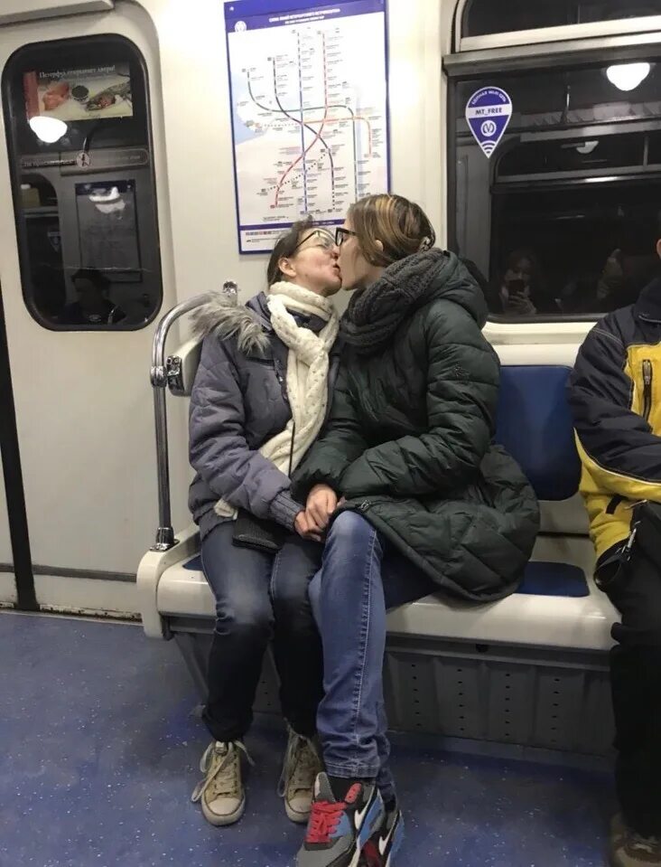 Лапает девушек в метро. Поцелуй в метро. Парочки в метро. Парень и девушка в метро. Фотосессия в метро.