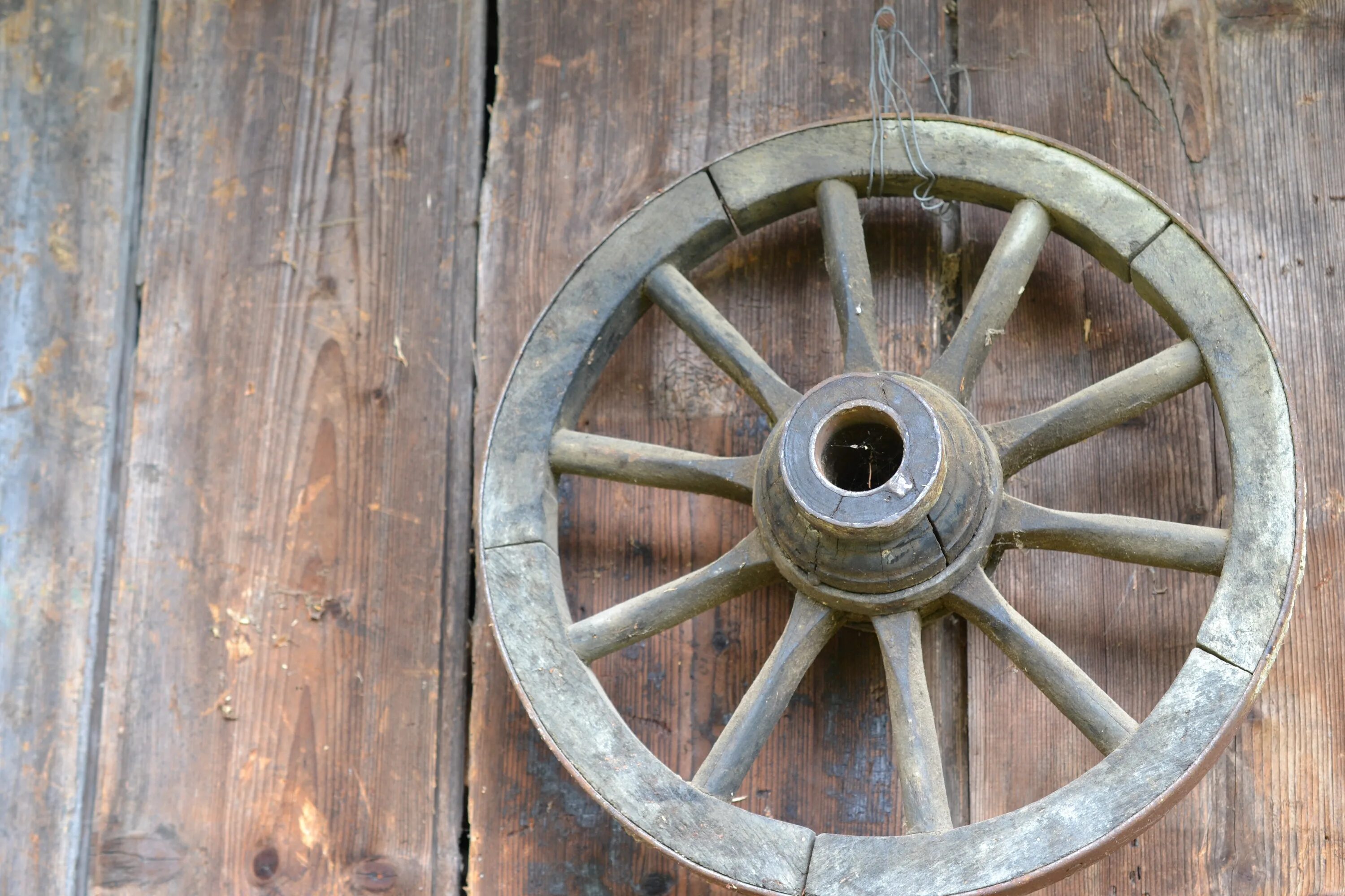 Старинное колесо. Деревянное колесо. Старое деревянное колесо. Части деревянного колеса.