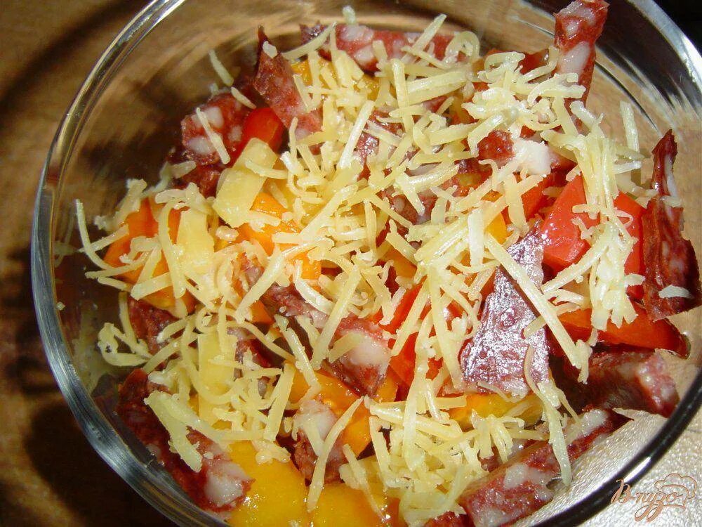 Рецепт салата колбаса сыр помидор. Салат с копчёной колбасой и сыром и помидорами. салат с колбасой и помидорами. салат колбаса сыр помидоры. салат с помидорами и сыром и колбасой.