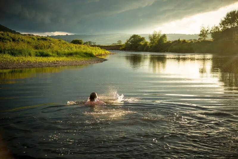 Купание в естественных водоемах. Плавание в реке. плывет в реке. плывет на речке. купание в речке эстетика.