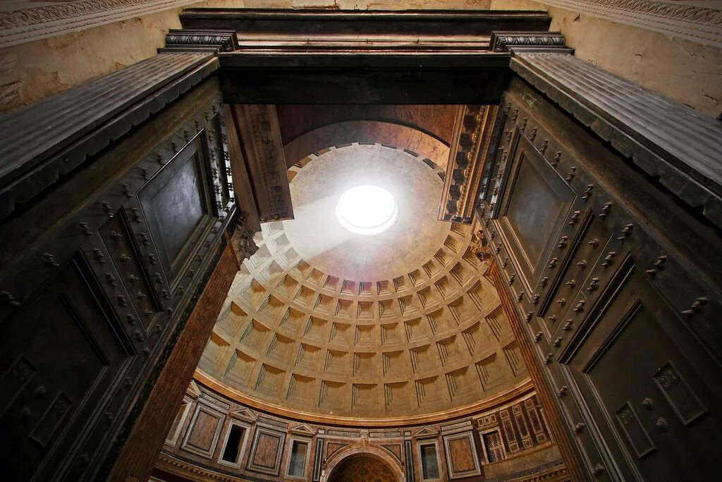 L histoire est. Пантеон Рим внутри. Купол пантеона в Риме. Пантеон Рим изнутри. Бронзовые врата пантеона Рим.